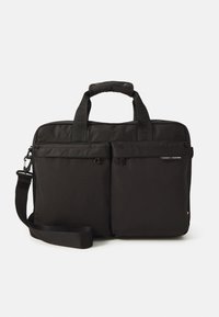 Sort laptoptaske lavet af stof med to frontlommer, dobbelt håndtag og justerbar skulderrem. Udstyret med logo-detaljer.