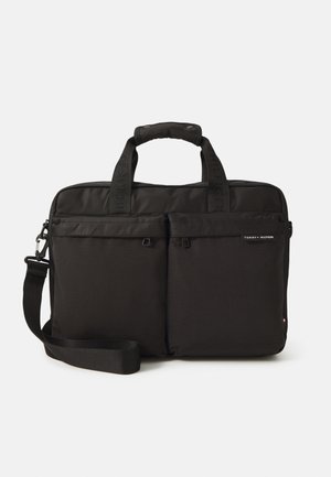 Zwarte laptoptas van stof met twee voorvakken, dubbele handgrepen en een verstelbare schouderband. Heeft logo-accenten.