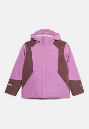Kinderwinterjas met capuchon in roze met bruine panelen op schouders en mouwen, voorzien van een rits aan de voorkant en het Jack Wolfskin-logo op de borst.