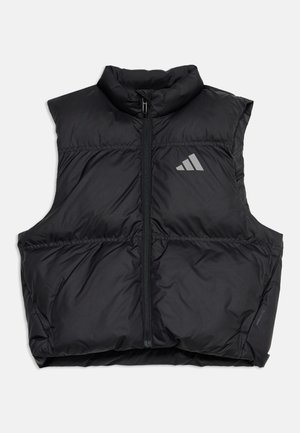 Czarna pikowana kamizelka bez rękawów z zamkiem błyskawicznym z przodu i logo Adidas na górnej lewej części klatki piersiowej na białym tle.