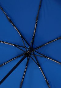 Blauwe paraplu met een zwart metalen frame, met zichtbare ribs en een centrale stok. Gladde stoffen oppervlakte zonder patronen.