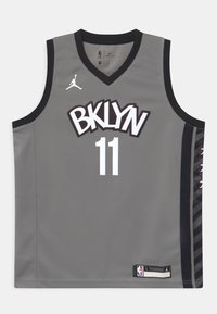 Jersey de baloncesto gris con acentos negros, impresión de "BKLYN", número 11 en blanco, tejido de malla y marca Nike en el cuello y el dobladillo.