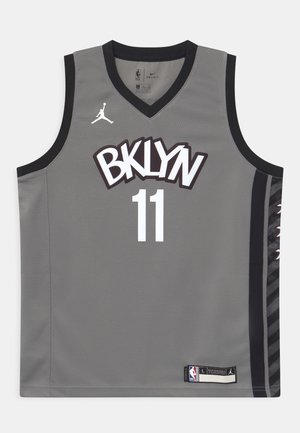 Graues Basketballtrikot mit schwarzen Akzenten, "BKLYN" Druck, Nummer 11 in Weiß, Mesh-Stoff und Nike-Branding am Kragen und Saum.