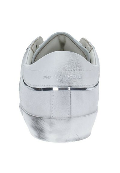 Sneaker in pelle bianca con superficie texturizzata, dettagli metallici e suola in gomma grigia sfumata. Contrassegnata con "PHILIPP PLEIN" sul retro.