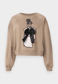 Beżowy skrócony sweatshirt z graficznym wzorem przedstawiającym kobietę w sukience, z czarną satynową kokardą i teksturalnymi detalami.
