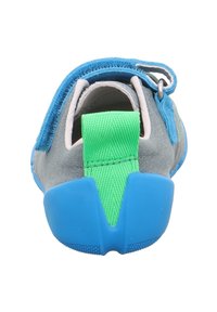 Pantof pentru copii în albastru și gri, cu buclă verde și curea cu velcro albastru, văzut din spate.