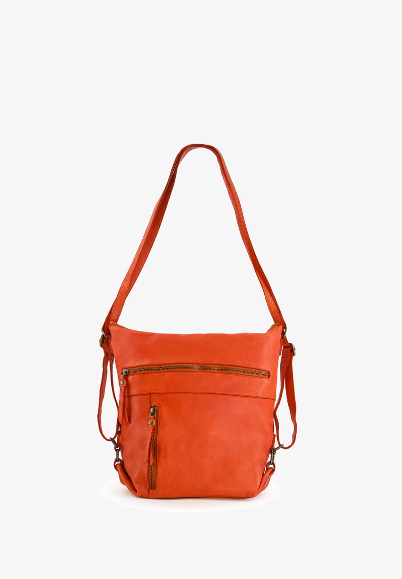 Sac à épaule en cuir orange avec une sangle adjustable, à compartiment principal zippé et poche zippée à l'avant. Texture lisse et accents matériels minimalistes.