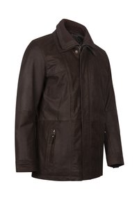Giacca in pelle marrone con colletto alto, chiusura con zip frontale, due tasche laterali e una texture liscia con cuciture a pannello.