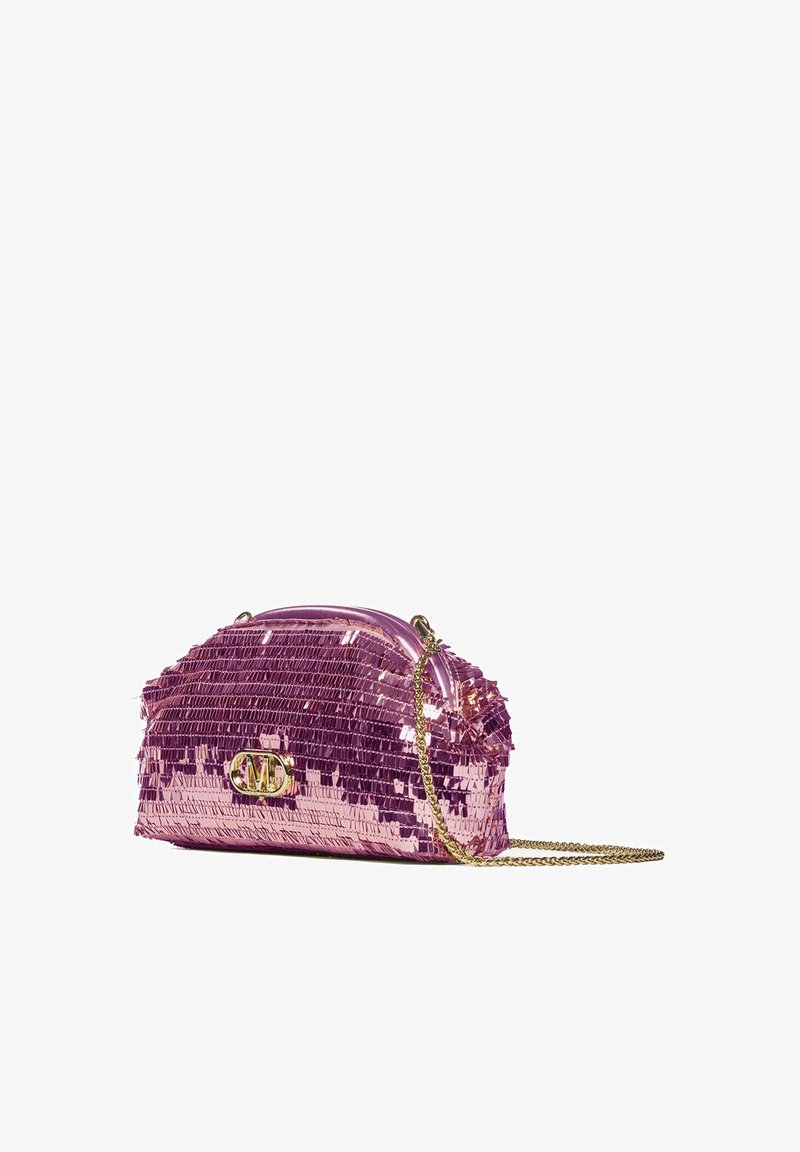 Borsa a tracolla rosa con paillettes, di forma arrotondata, hardware dorato e tracolla a catena. Superficie testurizzata con paillettes sovrapposte e dettaglio del logo.