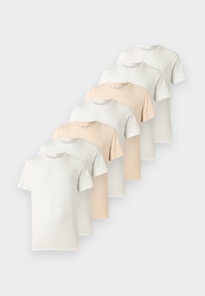 Set aus sieben schlichten T-Shirts mit kurzen Ärmeln und Rundhalsausschnitt, angeordnet in versetzten Reihen, abwechselnd in Weiß und Beige auf weißem Hintergrund.