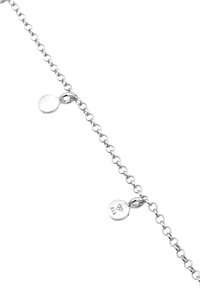 Braccialetto in argento con catena, caratterizzato da piccoli pendenti circolari, uno dei quali contrassegnato con "925", che mostra una finitura liscia e un design di link delicato.