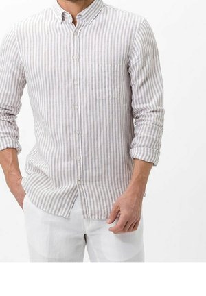 Lichtgekleurde knoopshirts met verticale strepen in beige en wit. Voorzien van een klein borstzakje en opgerolde mouwen.