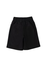 Pantalones cortos negros con una cinturilla elástica, dos bolsillos traseros y una textura suave. El diseño es simple, sin patrones o acentos adicionales.