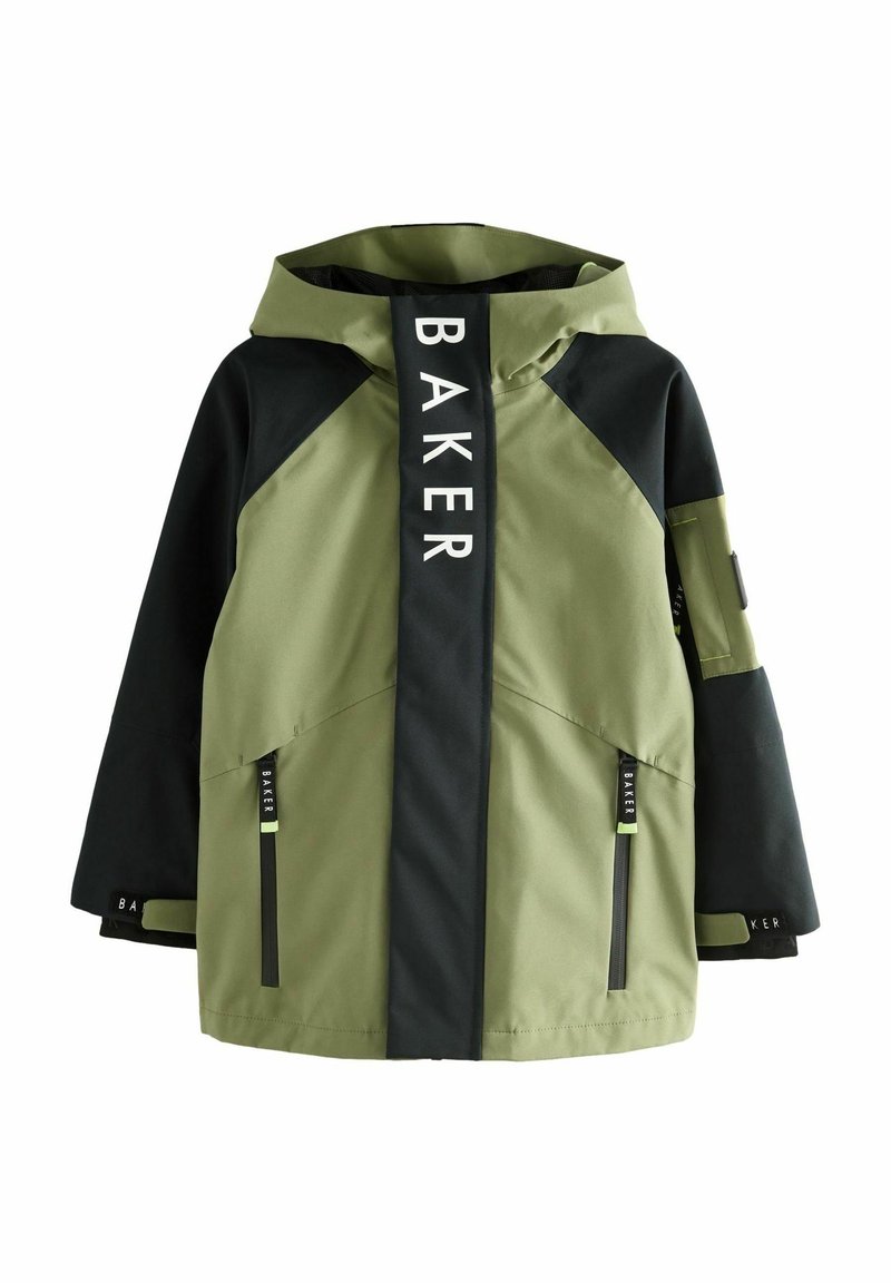 Grøn og sort jakke med hætte; har iøjnefaldende "BAKER" tekst, lynlåslommer og en blanding af teksturer og materialer.