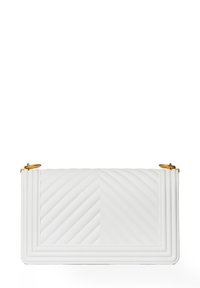 Weiße, gesteppte Clutch-Tasche mit goldfarbener Hardware, diagonal gestepptem Design und strukturierter Silhouette. Glatte Textur und rechteckige Form.