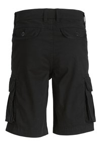 Short cargo noir avec poches arrière boutonnées et poches latérales à rabat, vu de dos.