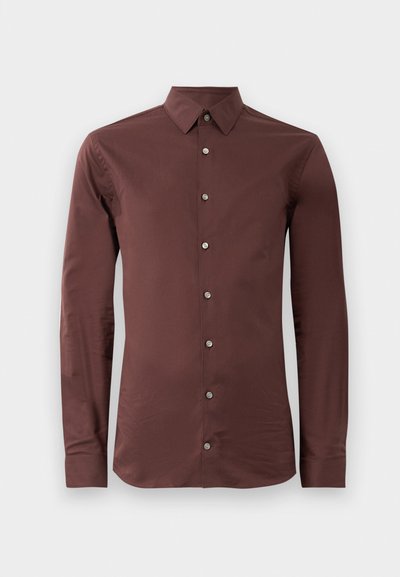 Camisa de manga larga en un color burdeos profundo, hecha de una tela suave, con cuello puntiagudo y seis botones plateados en la parte delantera.