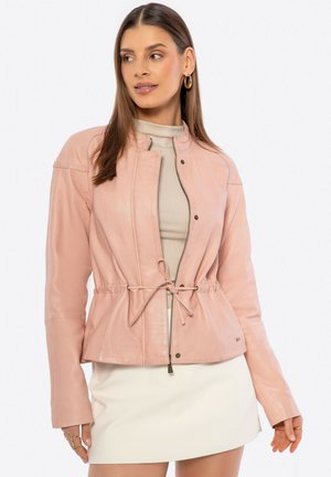 Veste en cuir rose clair au design ajusté, avec fermeture éclair à l'avant, col montant et cordon de serrage ajustable à la taille. Détails en quincaillerie argentée.