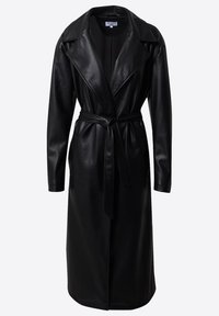 Čierny kožený trench coat s dlhými rukávmi, širokými klopami, opaskom v páse a bočnými vreckami. Hladká textura s lesklým povrchom.