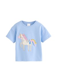 T-shirt en coton bleu clair avec un motif de licorne coiffée d'une crinière rose, ornements dorés et à pois, et texture douce. Manches courtes.