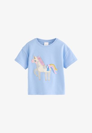 Camiseta de algodón azul claro con un diseño de unicornio con melena rosa, detalles dorados y de lunares, y textura suave. Mangas cortas.