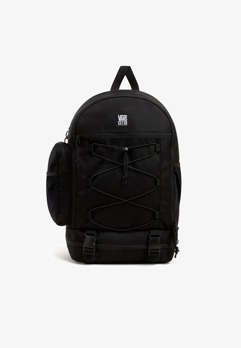 La mochila negra presenta una forma redondeada, fabricada con un material duradero, correas ajustables, detalle de cordón elástico en la parte frontal y un bolsillo lateral con cremallera.
