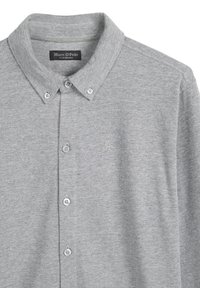 Grijze polo shirt van textiel met een geribbelde structuur, met een kraag, zeven knopen en een kleine geborduurde logo op de borst.