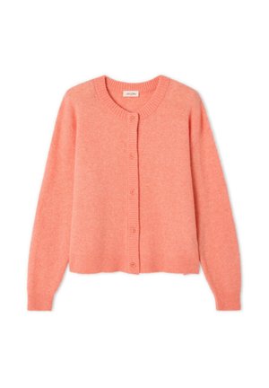 Korálový pletený cardigan s kulatým výstřihem, žebrovanými manžetami a šesti knoflíkovými zapínáními. Měkká textura, zkrácená délka a volný střih.