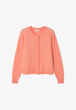 Koralna pletena jopica s okroglim ovratnikom, rebrastimi manšetami in zapiranjem na šest gumbov. Mehka tekstura, krajša dolžina in sproščen kroj.