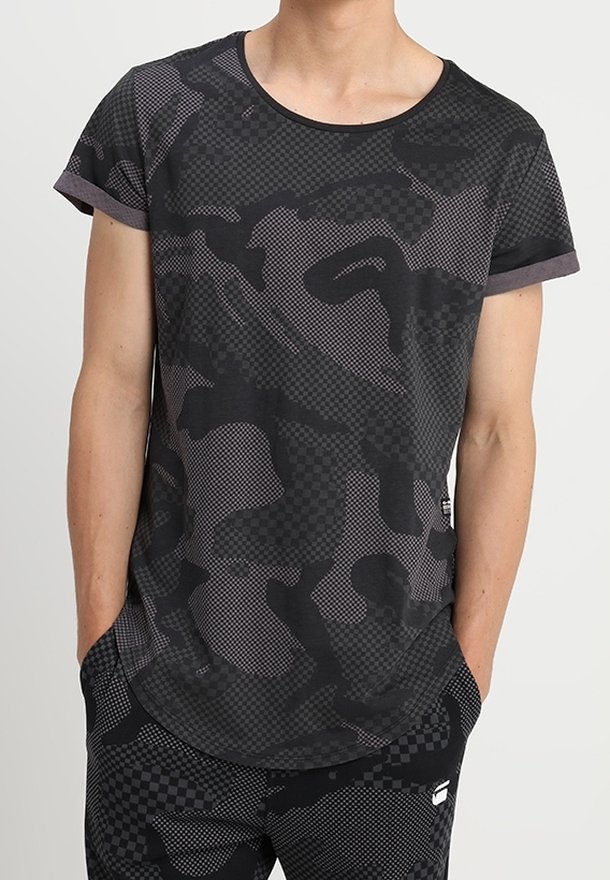 Černé maskáčové tričko s krátkým rukávem a kulatým výstřihem s kontrastním šedým lemem, které je zdobené texturovaným grafickým vzorem po celém povrchu.