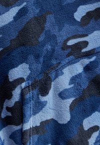 Fleece-Stoff in Marineblau, Hellblau und schwarzem Camouflage-Muster; weiche Textur mit sichtbaren Nähten. Geeignet für Freizeitkleidung oder Loungewear.