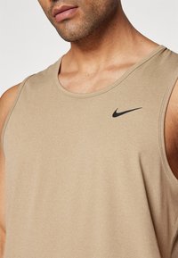 Nike Performance HYVERSE TANK - Top - khaki/black