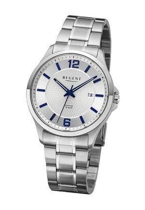 Montre en acier inoxydable argenté avec un cadran blanc texturé, des index horaires bleus et un affichage de la date, dotée d'un bracelet en maillons métalliques.
