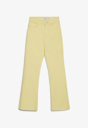 Pantalon taille haute jaune clair avec fermeture à boutons et zip à l'avant, passants pour ceinture, et jambes légèrement évasées.