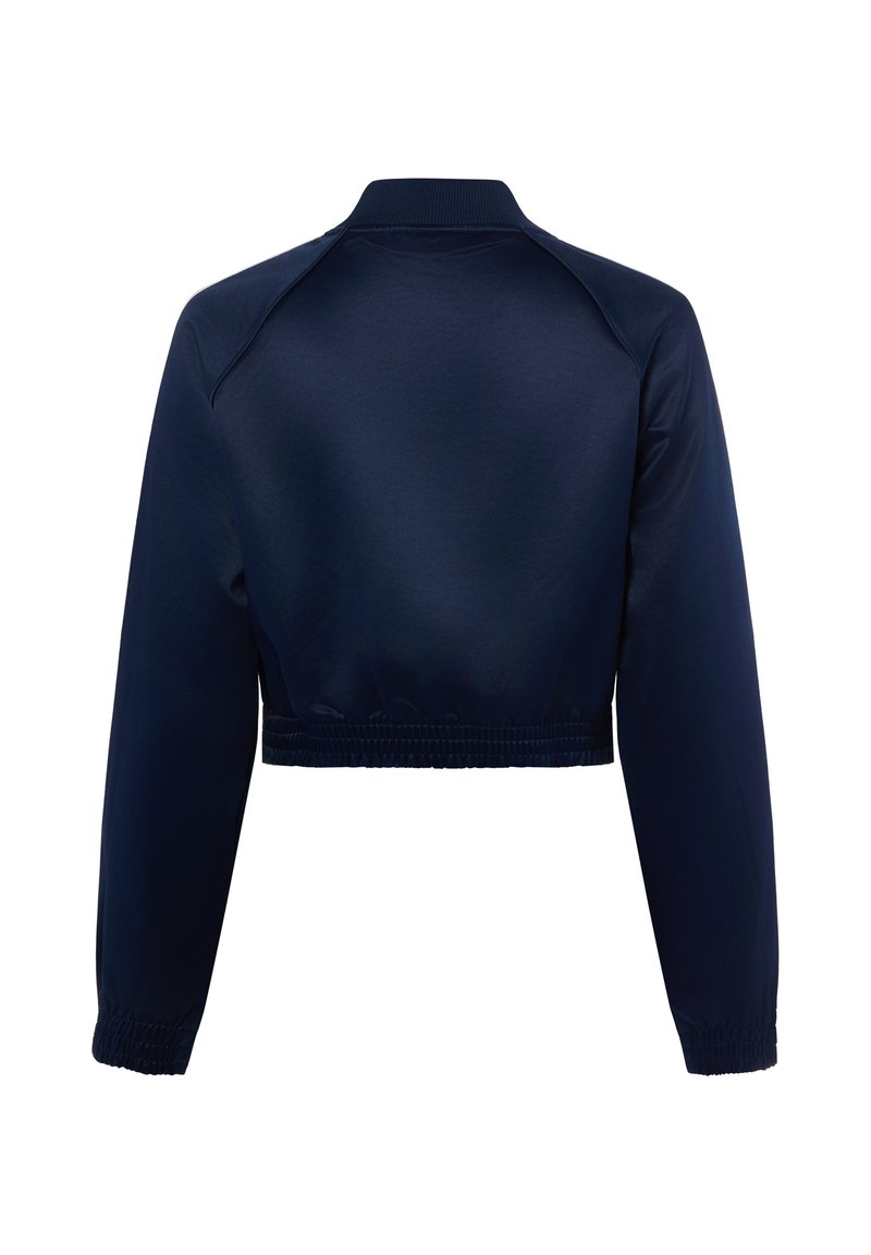 Dunkelblaue, kurze Jacke mit langen Ärmeln, elastischen Bündchen und einem gerippten Kragen, von hinten auf weißem Hintergrund gezeigt.