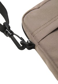 Sac en tissu marron avec une surface texturée, doté d'une fermeture éclair noire et de quincaillerie pour attacher une sangle. Forme rectangulaire compacte.