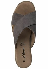 Sandal in suede grigio con design a strap incrociato, punta aperta, soletta imbottita e logo circolare sulla soletta. Suola piatta per comfort e stabilità.