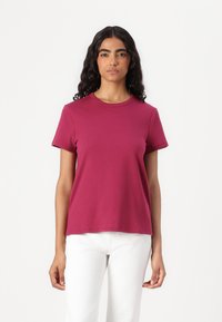 Korteermet crewneck T-skjorte i dyp rosa bomull. Klassisk passform med en jevn tekstur og ingen synlige mønstre eller tilbehør.