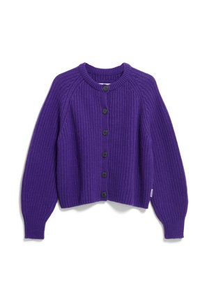 Paarse geribde cardigan met een ronde hals, voorzien van lange mouwen en zes zwarte knopen aan de voorkant. Het materiaal zorgt voor een textuur uitstraling.