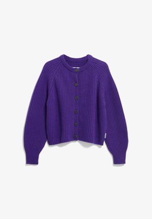 Lila gerippter Cardigan mit Rundhalsausschnitt, langen Ärmeln und sechs schwarzen Knöpfen auf der Vorderseite. Die Materialien verleihen einen strukturierten Look.