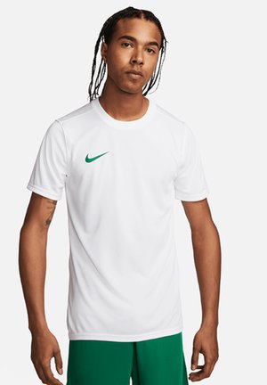 Weißes Sport-T-Shirt mit kurzen Ärmeln, das ein grünes Nike-Swoosh-Logo auf der linken Brust trägt. Glatte Textur und runder Ausschnitt.