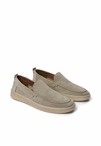 Graue Wildlederschlüpfschuhe mit runder Zehenform, minimaler Nahtführung und strukturiertem outsole. Sie verfügen über ein glattes braunes Innenfutter und keine sichtbaren Beschläge.