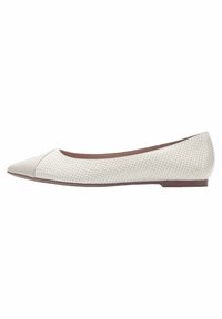 Scarpa piatta con una tomaia in rete bianca texture e una punta liscia color beige, caratterizzata da un tacco basso e una silhouette arrotondata.