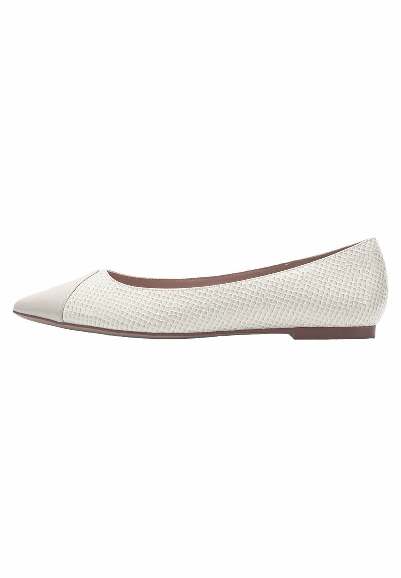 Scarpa piatta con una tomaia in rete bianca texture e una punta liscia color beige, caratterizzata da un tacco basso e una silhouette arrotondata.