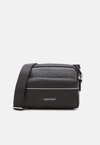 Borsa a tracolla nera in pelle con parte superiore testurizzata, zipper argentato e il logo "VALENTINO" in bianco ben visibile. Include una tracolla regolabile.