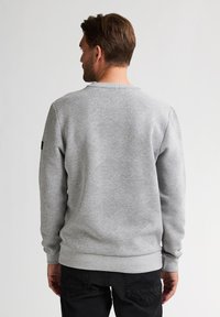 Grijze sweatshirt met een gestructureerd ruitpatroon, geribbelde manchetten en onderzoom. Heeft een ronde hals en een eenvoudig ontwerp.
