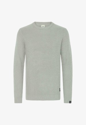 Svetlo sivi pleteni pulover s krojnim izrezom, rebrasto teksturo in dolgimi rokavi. Ima majhno oznako blagovne znamke na spodnji levi strani.