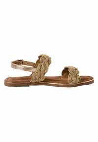 Sandales plates avec un design de sangle tressée dorée, dotées d'une semelle intérieure rembourrée marron et d'une fine bride de cheville avec une fermeture à boucle.