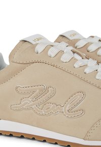 KARL LAGERFELD SNEAKER VENUS EMBRO MIT SIGNIA-AUFNÄHER - Treniņu apavi - off white