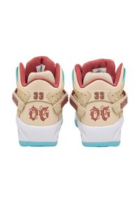 Kremowe skórzane sneakersy z jasnoniebieskimi akcentami i białą podeszwą. Posiadają wyściełane czerwone wnętrze oraz dekoracyjne logo na pięcie.